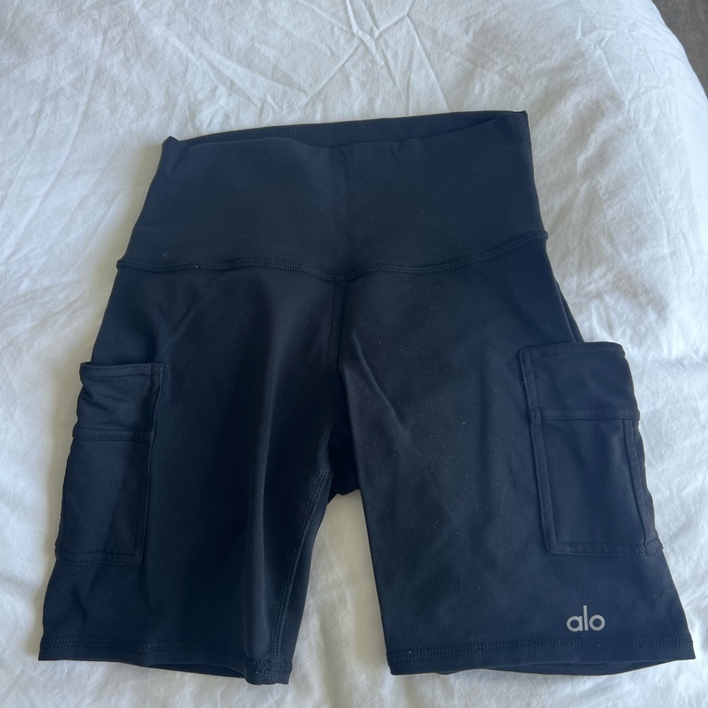 Alo Yoga 5” Airbrush Shorts Size XS With Pockets